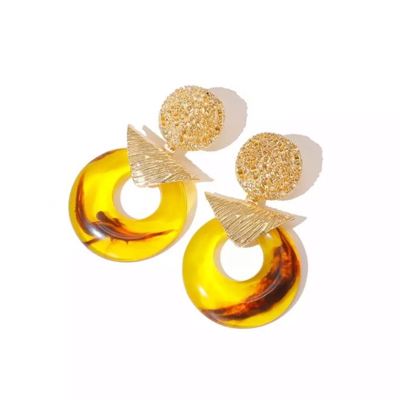 🌟 Big Circle Gold Acrylic Earrings - Picture 3 of 6